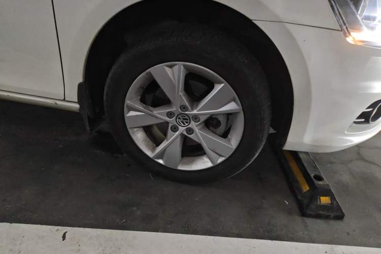 Used Volkswagen Bora 2013 1.6L Automatic Comfort Model Right Front Wheel Hub