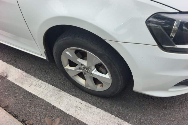 Used Volkswagen Bora 2013 1.6L Automatic Comfort Model Right Front Wheel Hub