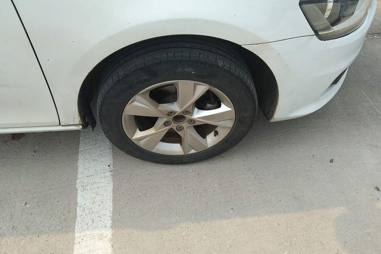 Used Volkswagen Bora 2013 1.6L Automatic Comfort Model Right Front Wheel Hub