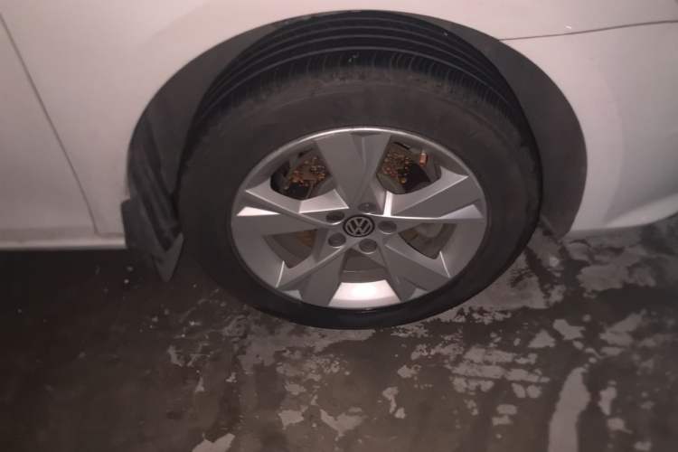 Used Volkswagen Bora 2013 1.6L Automatic Comfort Model Right Front Wheel Hub