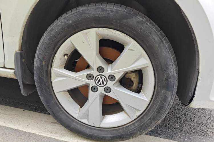 Used Volkswagen Bora 2013 1.6L Manual Comfort Model Right Front Wheel Hub