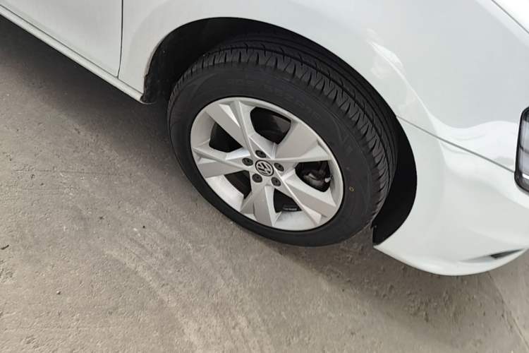 Used Volkswagen Bora 2013 1.6L Manual Comfort Model Right Front Wheel Hub