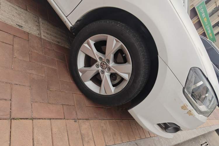 Used Volkswagen Bora 2013 1.4T Manual Comfort Model Right Front Wheel Hub