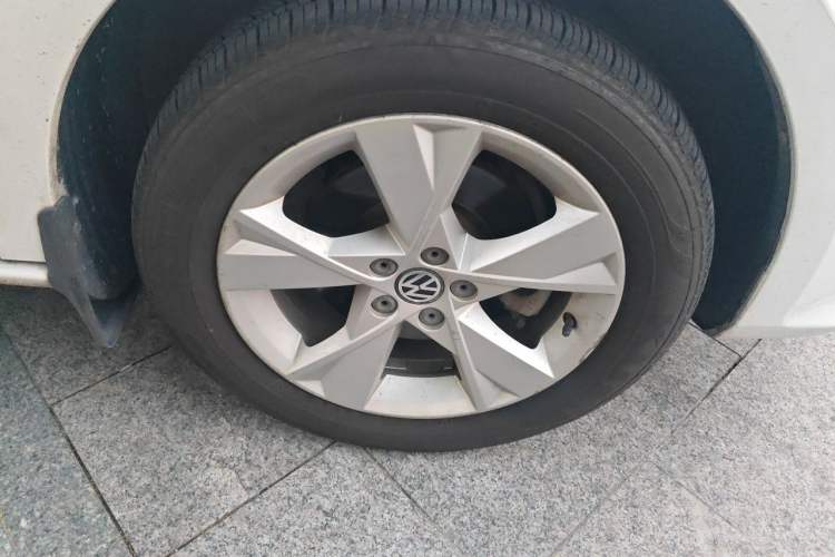 Used Volkswagen Bora 2013 1.6L Automatic Comfort Model Right Front Wheel Hub
