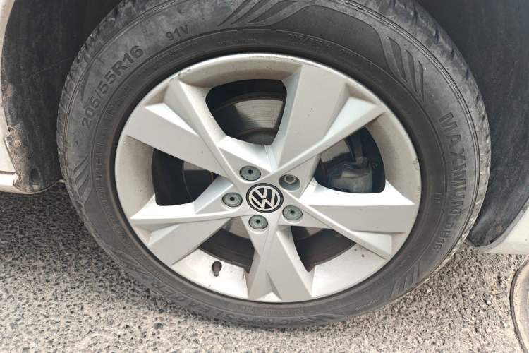 Used Volkswagen Bora 2013 1.6L Manual Comfort Model Right Front Wheel Hub