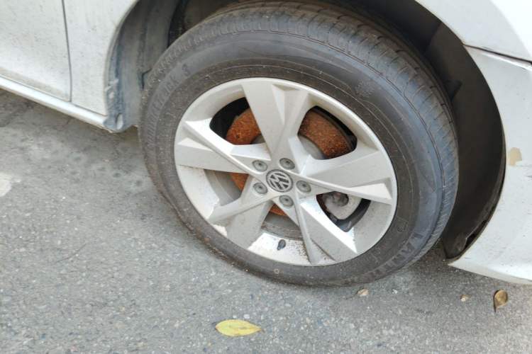 Used Volkswagen Bora 2013 1.6L Automatic Comfort Model Right Front Wheel Hub