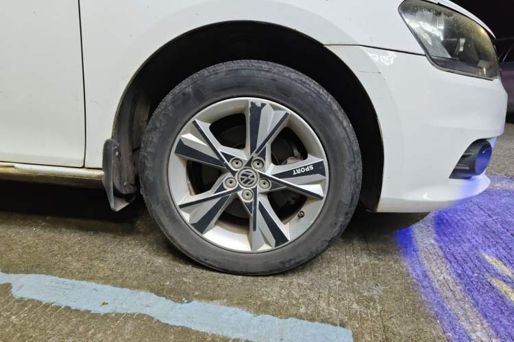 Used Volkswagen Bora 2013 1.6L Manual Comfort Model Right Front Wheel Hub