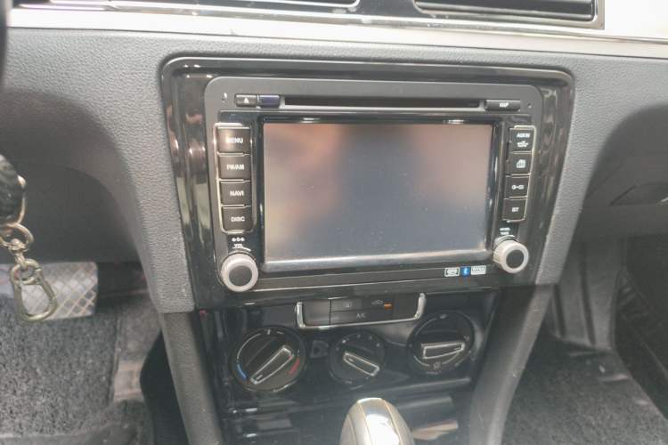 Used Volkswagen Bora 2013 1.6L Automatic Comfort Model Audio And AC Panel