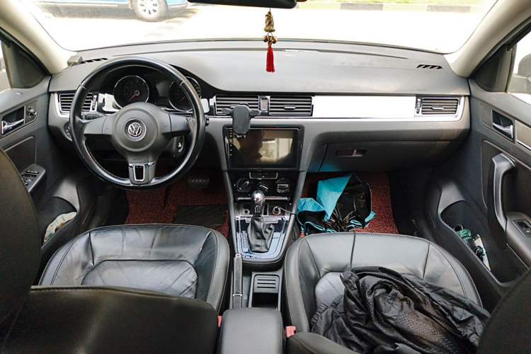 Used Volkswagen Bora 2013 1.6L Automatic Comfort Model Center Console