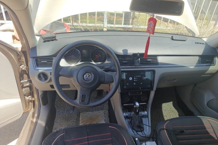 Used Volkswagen Bora 2013 1.6L Automatic Fashion Model Center Console
