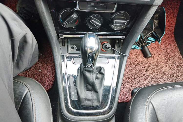 Used Volkswagen Bora 2013 1.6L Automatic Comfort Model Gear Lever