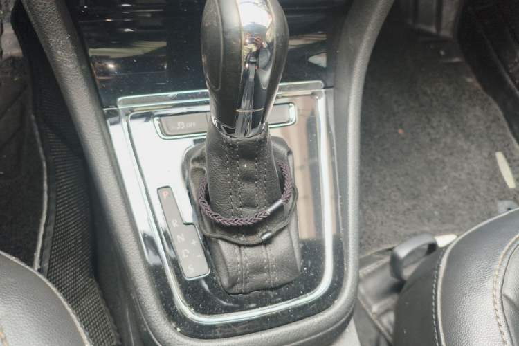 Used Volkswagen Bora 2013 1.6L Automatic Comfort Model Gear Lever