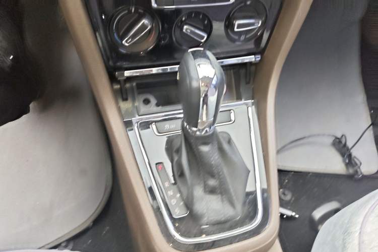 Used Volkswagen Bora 2013 1.6L Automatic Comfort Model Gear Lever