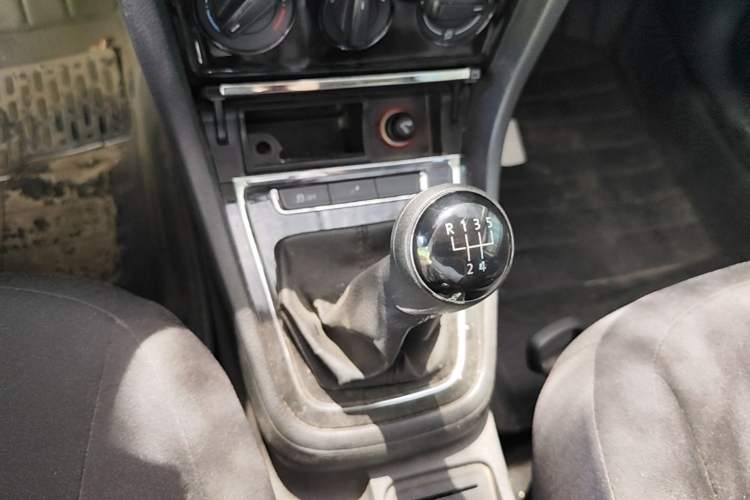 Used Volkswagen Bora 2013 1.6L Manual Fashion Edition Gear Lever