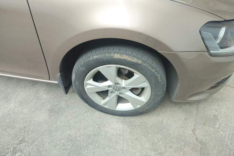 Used Volkswagen Bora 2013 1.6L Manual Comfort Model Right Front Wheel Hub