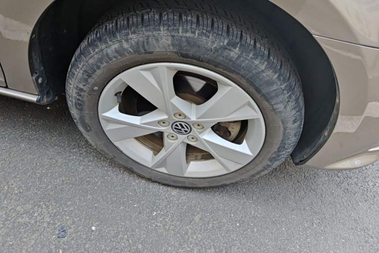 Used Volkswagen Bora 2013 1.6L Manual Comfort Model Right Front Wheel Hub