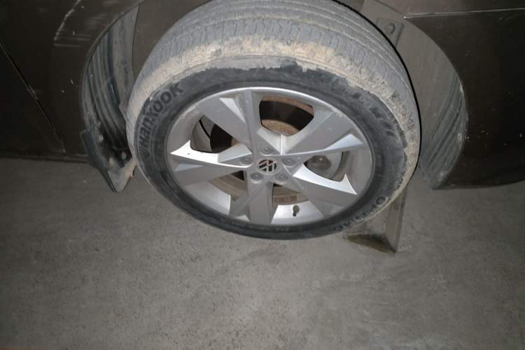 Used Volkswagen Bora 2013 1.6L Manual Comfort Model Right Front Wheel Hub