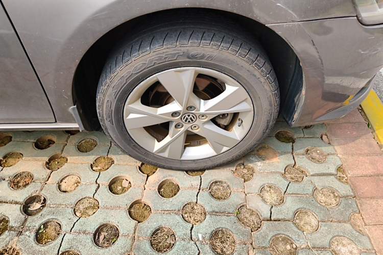 Used Volkswagen Bora 2013 1.6L Automatic Comfort Model Right Front Wheel Hub