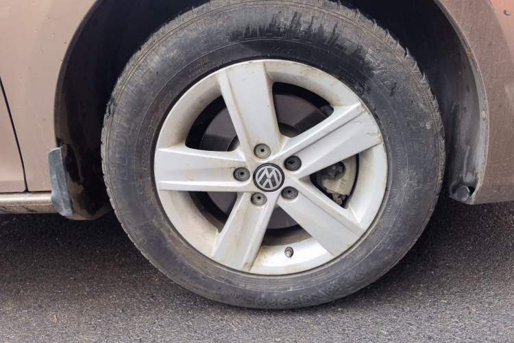 Used Volkswagen Bora 2013 1.6L Automatic Fashion Model Right Front Wheel Hub