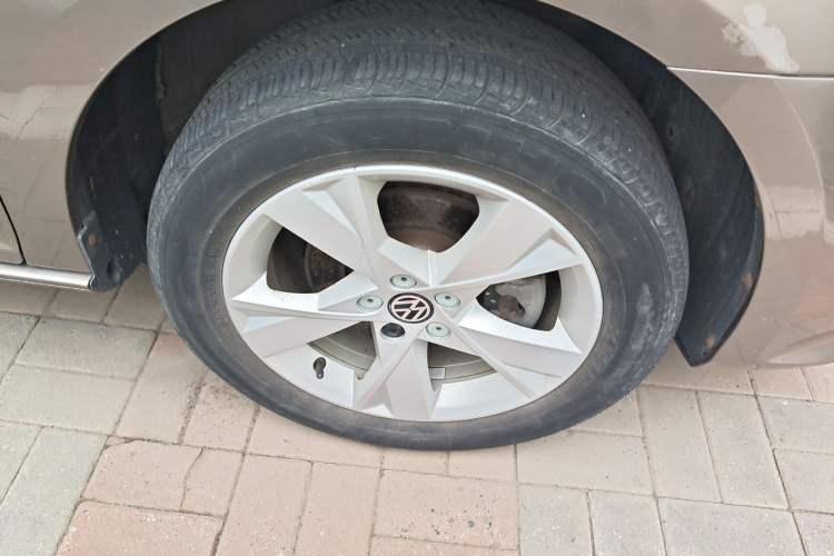 Used Volkswagen Bora 2013 1.6L Automatic Comfort Model Right Front Wheel Hub