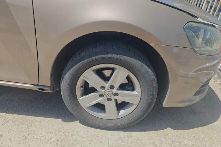 Used Volkswagen Bora 2013 1.6L Automatic Fashion Model Right Front Wheel Hub