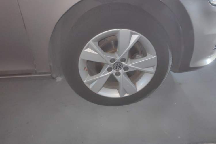 Used Volkswagen Bora 2013 1.4T Automatic Comfort Model Right Front Wheel Hub