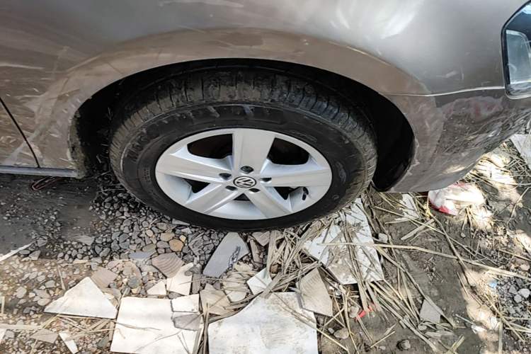 Used Volkswagen Bora 2013 1.6L Manual Fashion Edition Right Front Wheel Hub