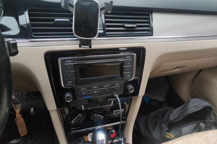 Used Volkswagen Bora 2014 1.6L Automatic Comfort Model Audio And AC Panel
