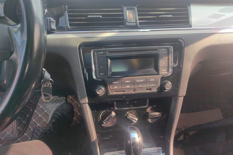 Used Volkswagen Bora 2014 1.6L Automatic Comfort Model Audio And AC Panel