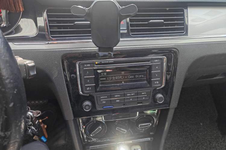 Used Volkswagen Bora 2014 1.6L Automatic Comfort Model Audio And AC Panel