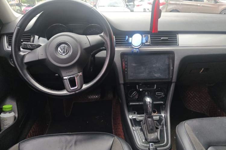 Used Volkswagen Bora 2014 1.6L Automatic Comfort Model Center Console