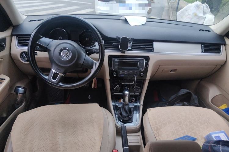 Used Volkswagen Bora 2014 1.6L Automatic Comfort Model Center Console