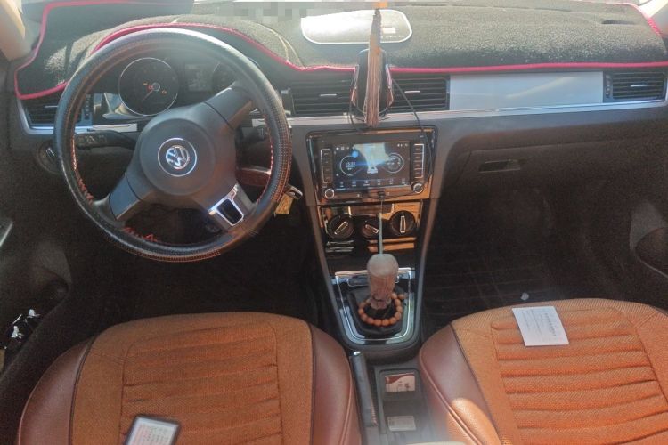 Used Volkswagen Bora 2014 1.6L Manual Comfort Model Center Console
