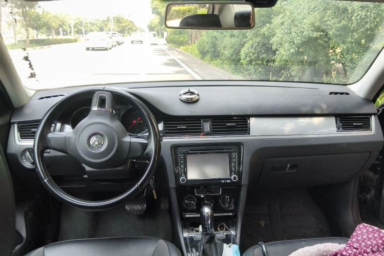 Used Volkswagen Bora 2014 1.6L Automatic Comfort Model Center Console