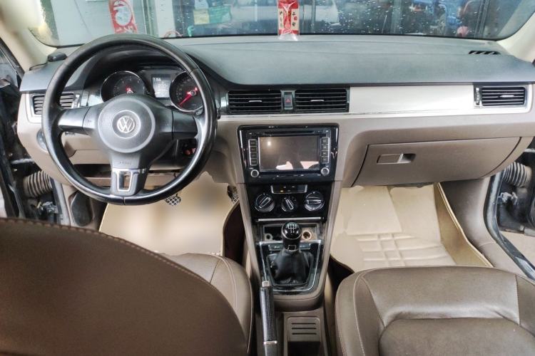 Used Volkswagen Bora 2014 1.6L Manual Comfort Model Center Console