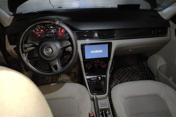 Used Volkswagen Bora 2014 1.6L Manual Fashion Edition Center Console