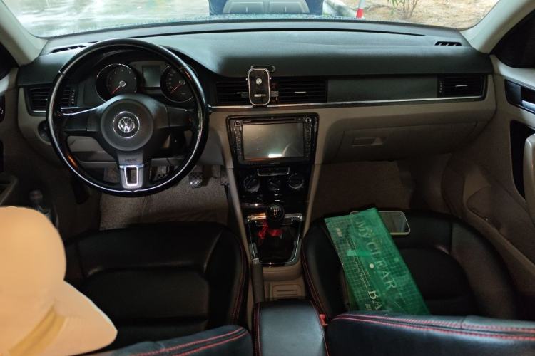 Used Volkswagen Bora 2014 1.6L Manual Fashion Edition Center Console