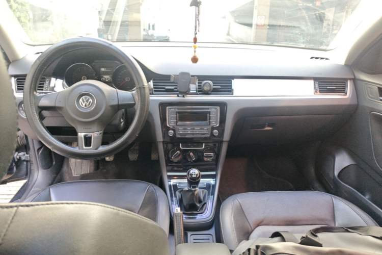 Used Volkswagen Bora 2014 1.6L Manual Comfort Model Center Console