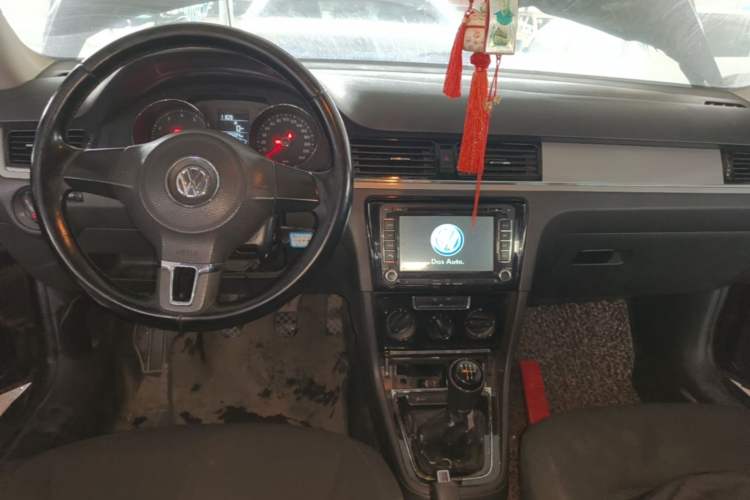 Used Volkswagen Bora 2014 1.6L Manual Fashion Edition Center Console