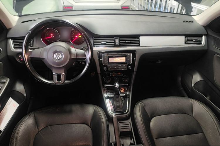 Used Volkswagen Bora 2014 1.6L Automatic Fashion Model Center Console