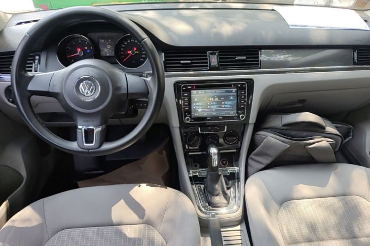 Used Volkswagen Bora 2014 1.6L Automatic Fashion Model Center Console