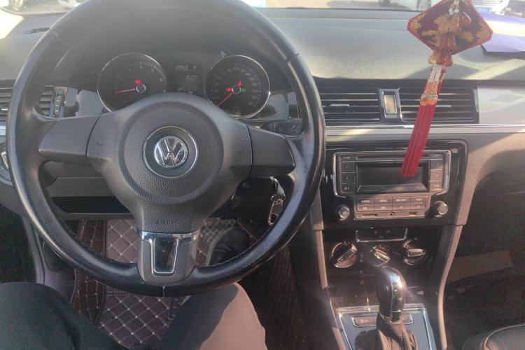 Used Volkswagen Bora 2014 1.6L Automatic Comfort Model Center Console