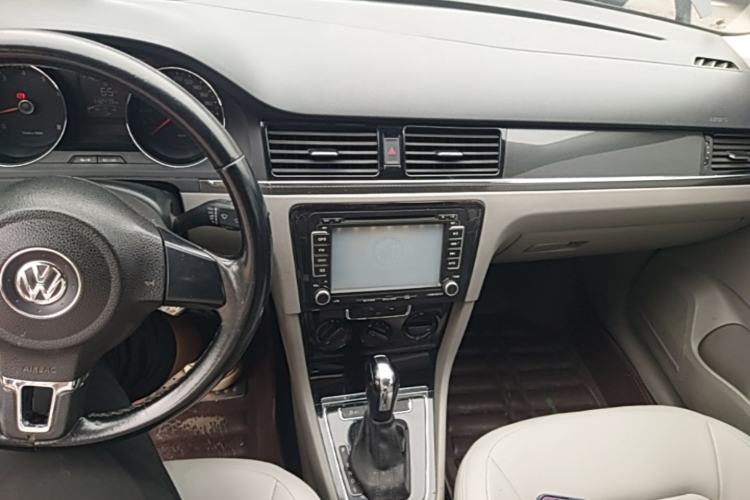 Used Volkswagen Bora 2014 1.6L Automatic Fashion Model Center Console