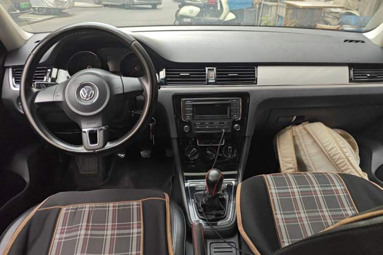 Used Volkswagen Bora 2014 1.6L Manual Comfort Model Center Console