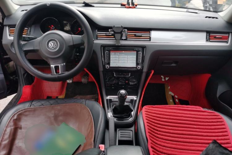 Used Volkswagen Bora 2014 1.6L Manual Fashion Edition Center Console