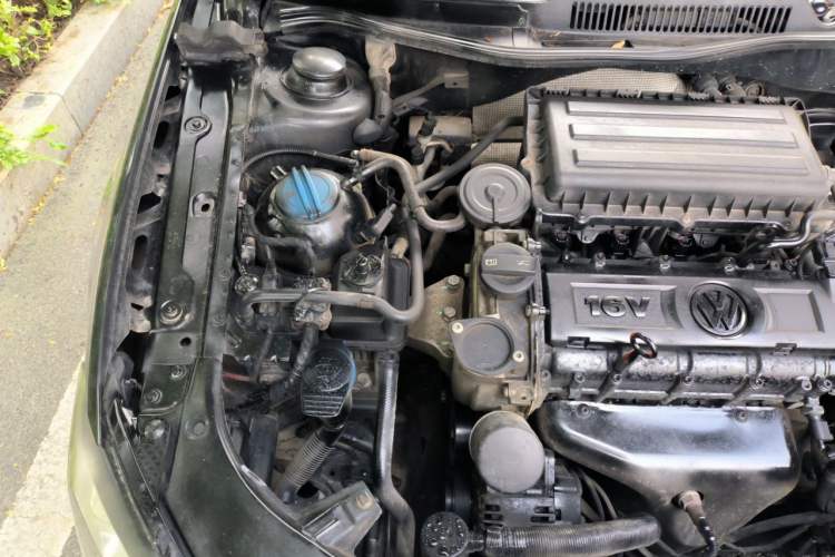 Used Volkswagen Bora 2014 1.6L Manual Comfort Model Engine Bay Right