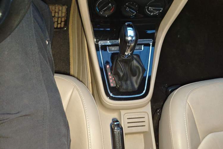 Used Volkswagen Bora 2014 1.6L Automatic Comfort Model Gear Lever