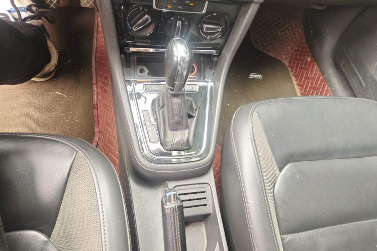Used Volkswagen Bora 2014 1.6L Automatic Comfort Model Gear Lever
