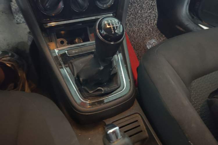 Used Volkswagen Bora 2014 1.6L Manual Fashion Edition Gear Lever