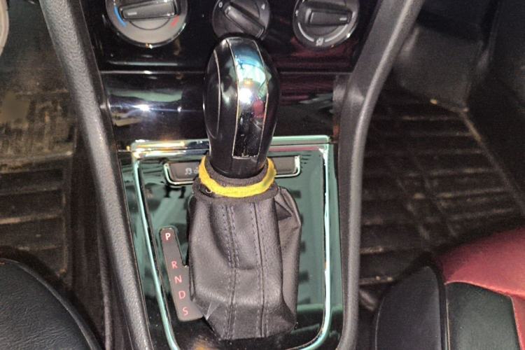 Used Volkswagen Bora 2014 1.6L Automatic Fashion Model Gear Lever